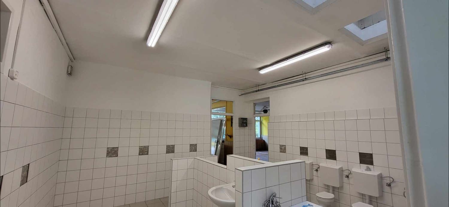 Közösségi mosdó falainak és mennyezetének festése