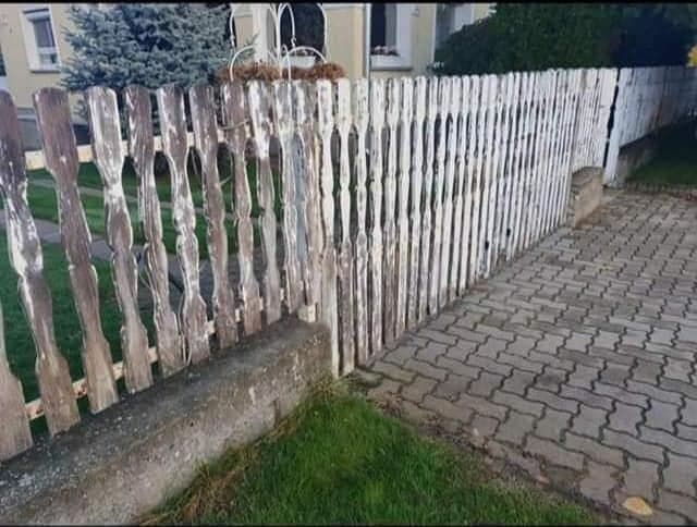 Kopott fakerítés mázolás előtti állapotban
