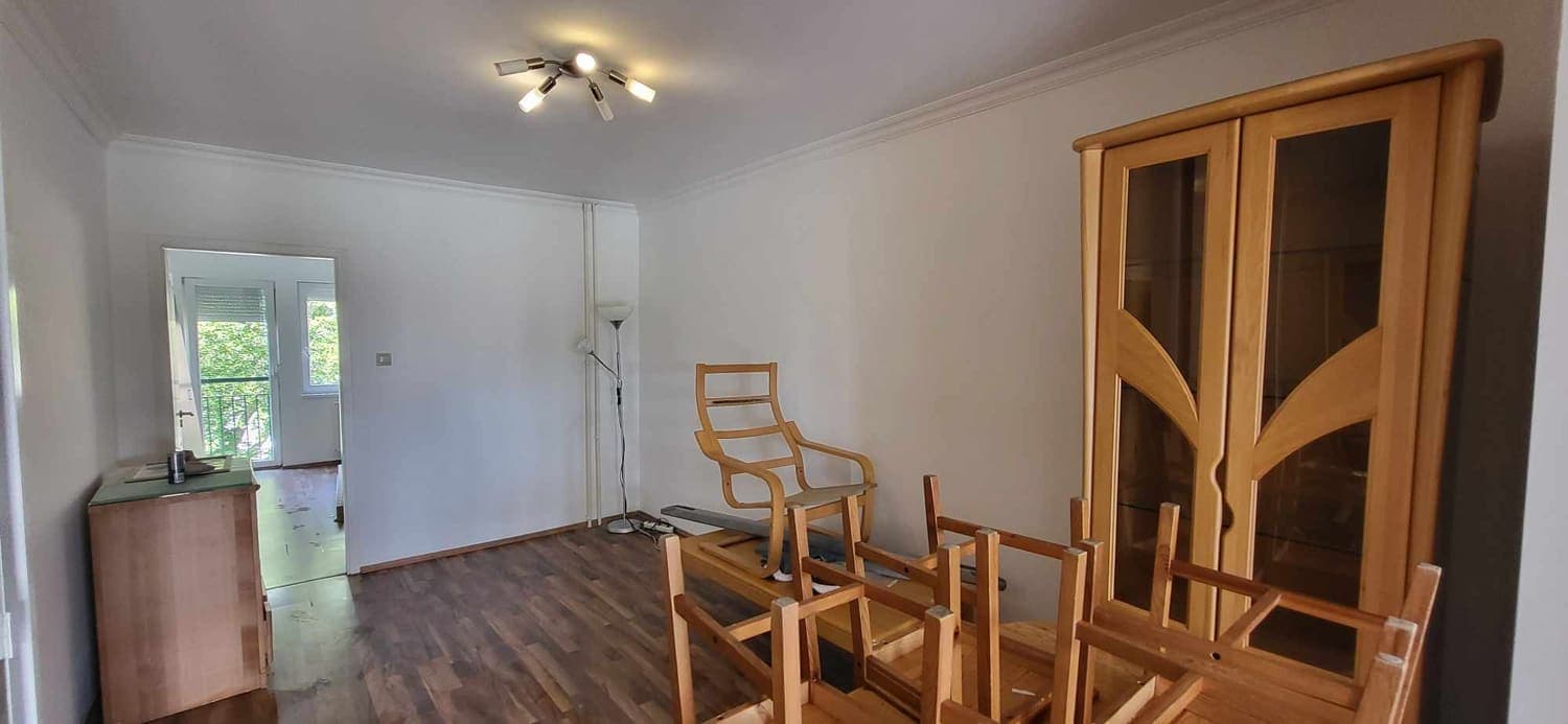 Kifestett lakószoba a bútorok visszapakolása közben