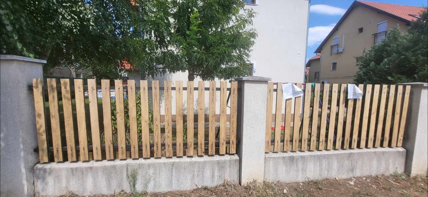 Új kerítéslécek felszerelve lazúrozás előtt