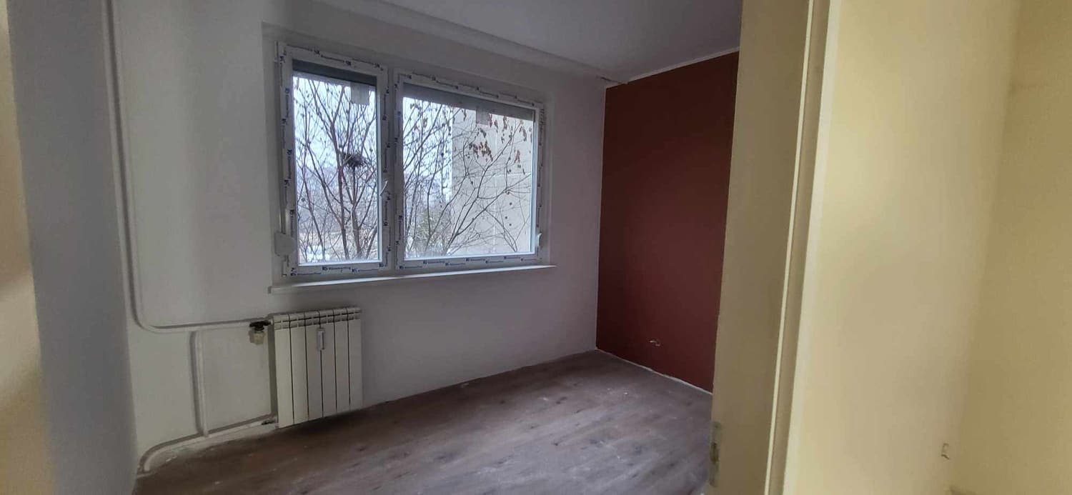 Bordó hangsúlyfal fehér falak mellett