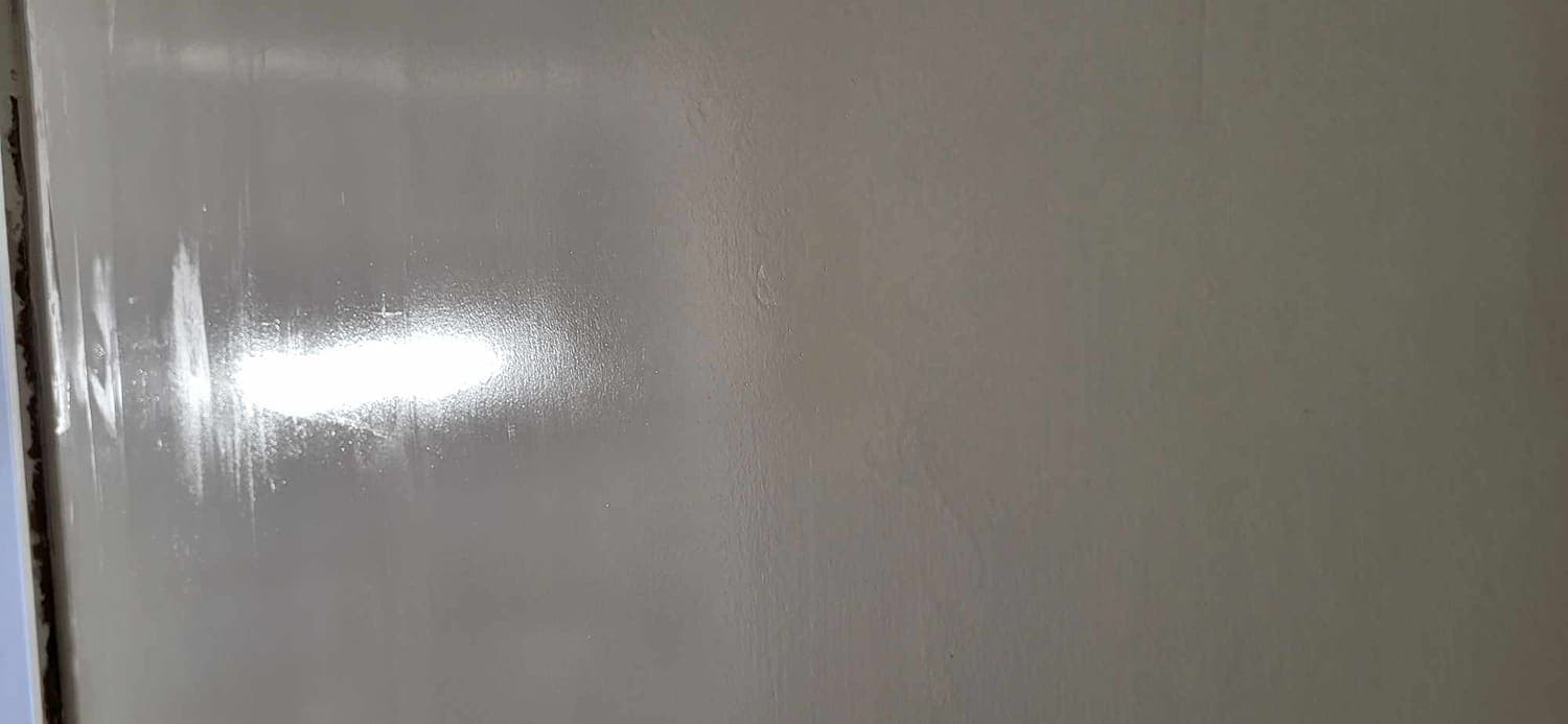 Selyemfényű mázolás közeli részlete ajtólapon